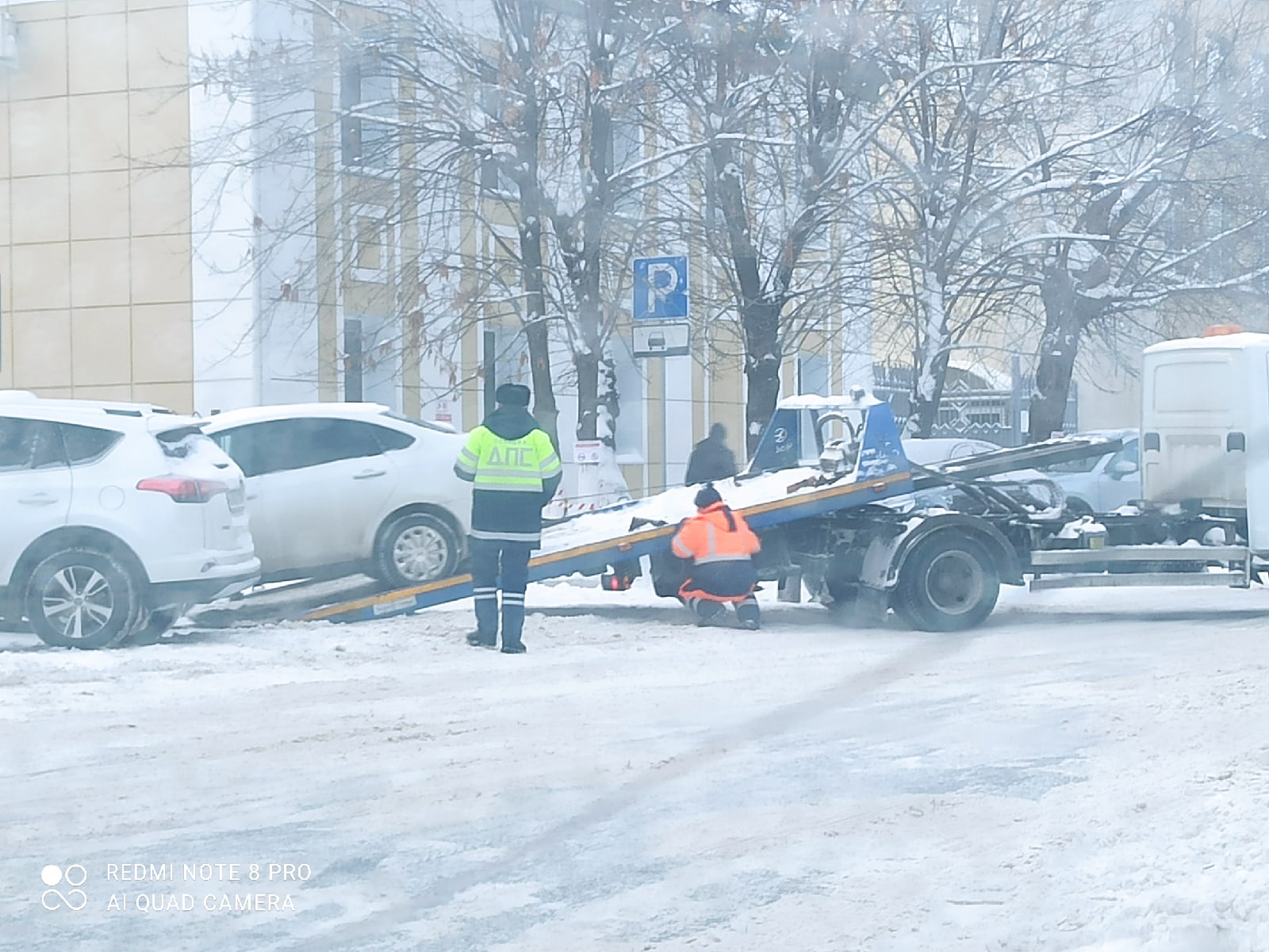 Автомобилисты, видя знак «Параллельная парковка», встали «елочкой». За это и поплатились Автомобилисты, видя знак «Параллельная парковка», встали «елочкой». За это и поплатились
