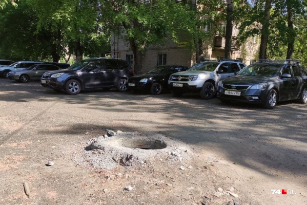 Открытый люк посреди парковки или проезжей части в дневное время видно, а вот в сумерках или темноте он может стать опасной ловушкой Открытый люк посреди парковки или проезжей части в дневное время видно, а вот в сумерках или темноте он может стать опасной ловушкой