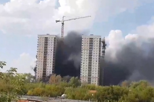 Густой дым окутал весь район Густой дым окутал весь район