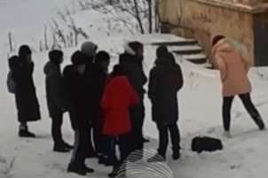 Девочку повалили в снег и били ногами Девочку повалили в снег и били ногами