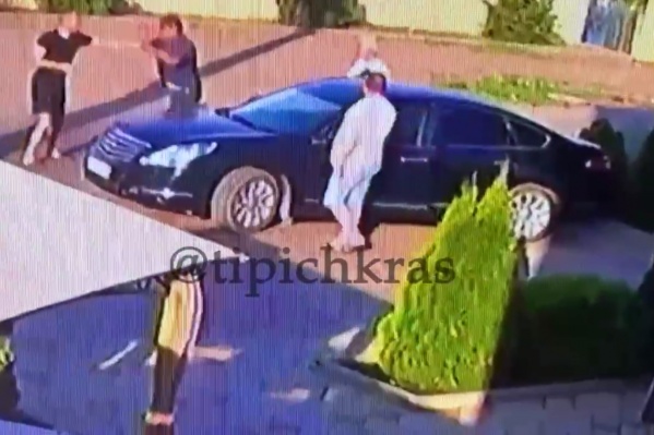 За дракой наблюдали несколько очевидцев За дракой наблюдали несколько очевидцев