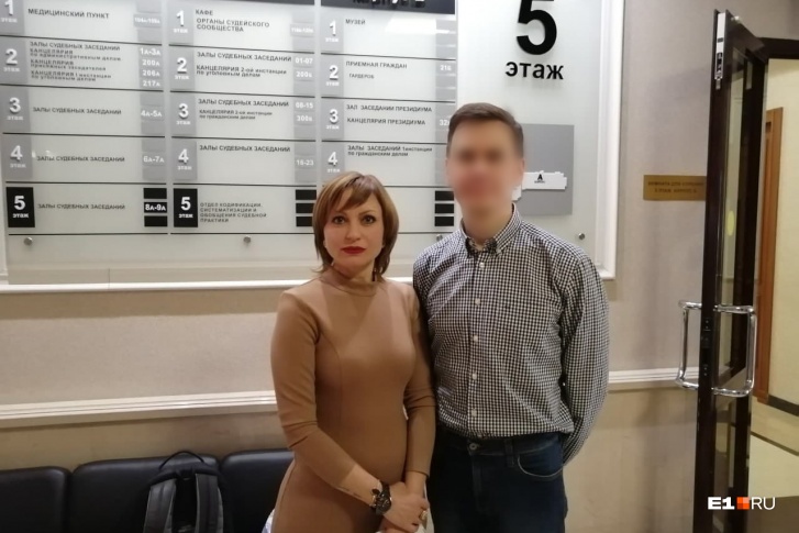 Александр и его адвокат не скрывают своей радости Александр и его адвокат не скрывают своей радости