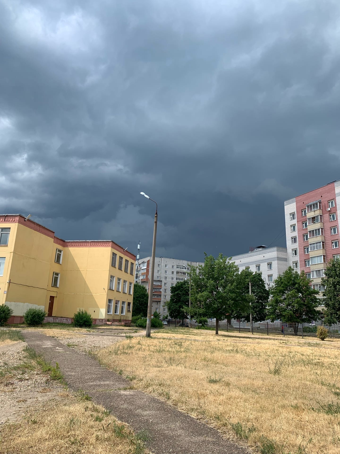 Гроза бушует в разных районах города Гроза бушует в разных районах города