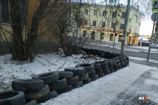Вот такой бюджетный способ спасти газон от автохамов Вот такой бюджетный способ спасти газон от автохамов