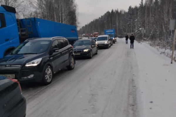 Водители стояли в глухой пробке Водители стояли в глухой пробке