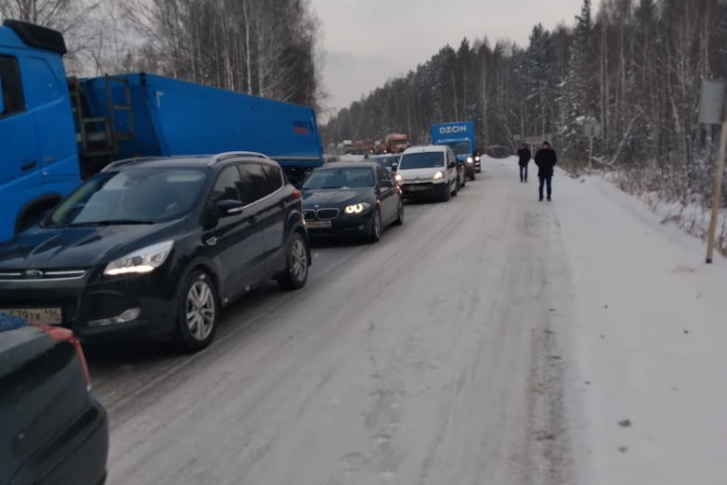 Водители стояли в глухой пробке Водители стояли в глухой пробке
