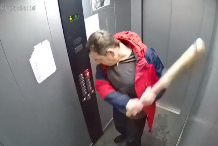 Житель дома разгромил лифт своего подъезда и спустился во двор Житель дома разгромил лифт своего подъезда и спустился во двор
