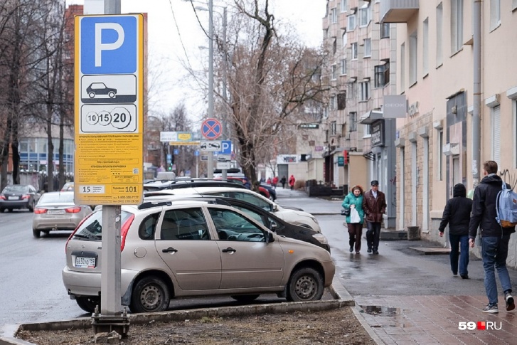 Сейчас час парковки в центре обходится автомобилистам в 20 рублей, но стоимость услуги планируют увеличить Сейчас час парковки в центре обходится автомобилистам в 20 рублей, но стоимость услуги планируют увеличить