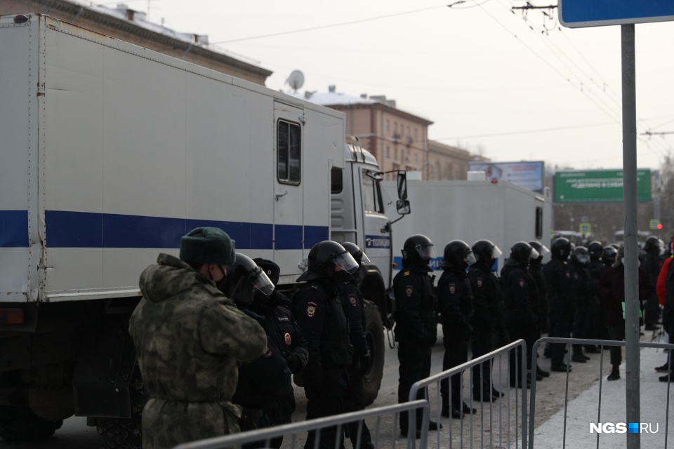 Полиция оцепила вход в метро в Новосибирске Полиция оцепила вход в метро в Новосибирске