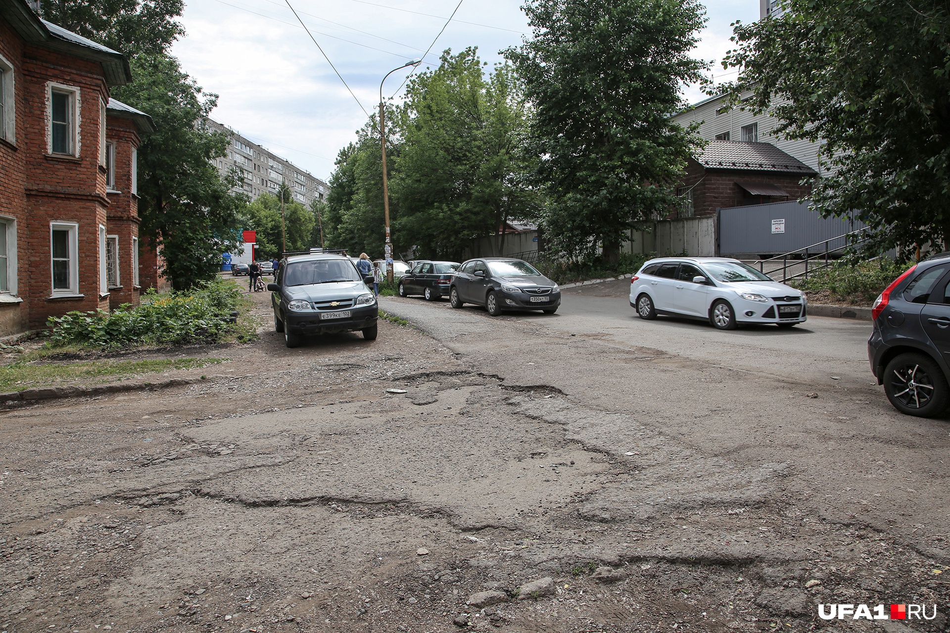 Заводская улица прячется от ремонта в микрорайоне Молодежном