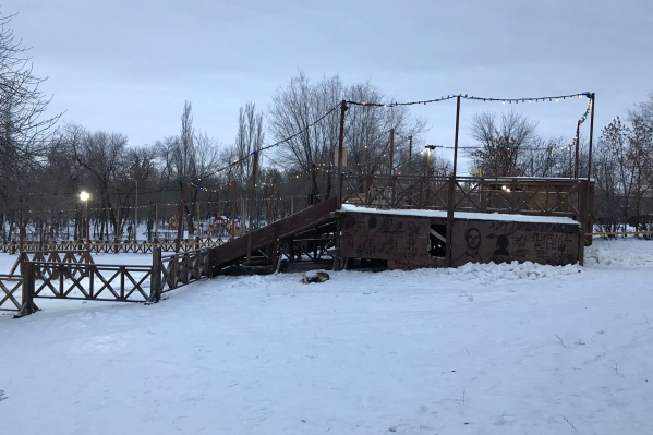 По словам чиновников, горки построены и содержатся силами и средствами собственников По словам чиновников, горки построены и содержатся силами и средствами собственников