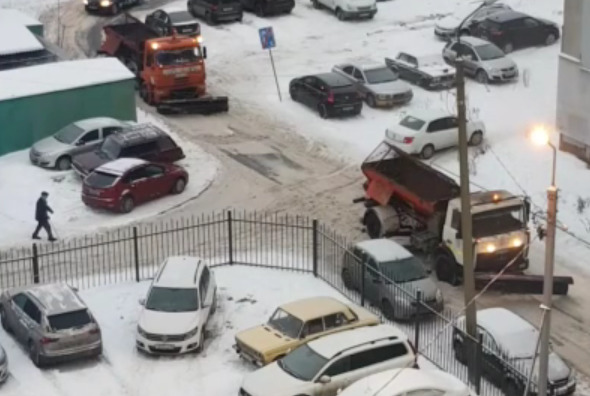 «А если бы это была скорая?»: в Ярославле снегоуборочная машина забуксовала во дворе