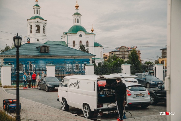 Прямо возле забора по вечерам собирается молодежь Прямо возле забора по вечерам собирается молодежь