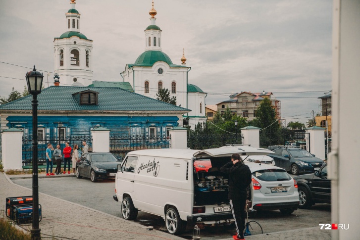 Прямо возле забора по вечерам собирается молодежь Прямо возле забора по вечерам собирается молодежь