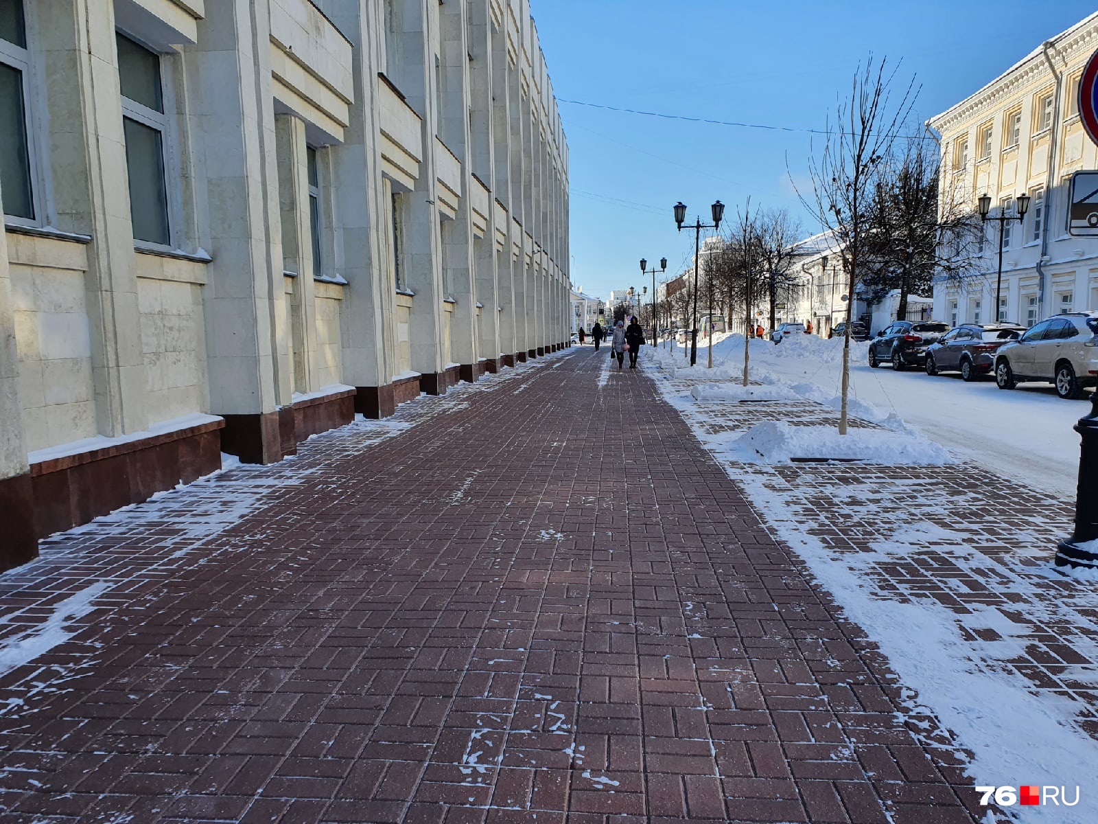 Когда казалось, что в центре плохо почищено везде, всё же нашлось место, где коммунальщики постарались — это фото сделано у стен облправительства Когда казалось, что в центре плохо почищено везде, всё же нашлось место, где коммунальщики постарались — это фото сделано у стен облправительства
