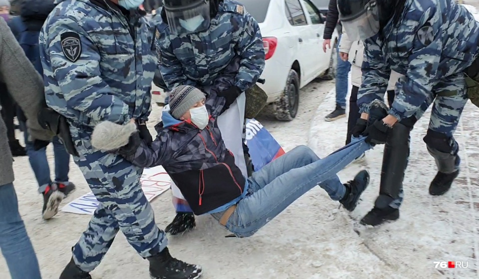 В Ярославле ОМОН <a href="https://76.ru/text/politics/2021/01/23/69720476/" target="_blank" class="_">тащил людей за ноги и за руки</a> В Ярославле ОМОН <a href="https://76.ru/text/politics/2021/01/23/69720476/" target="_blank" class="_">тащил людей за ноги и за руки</a>