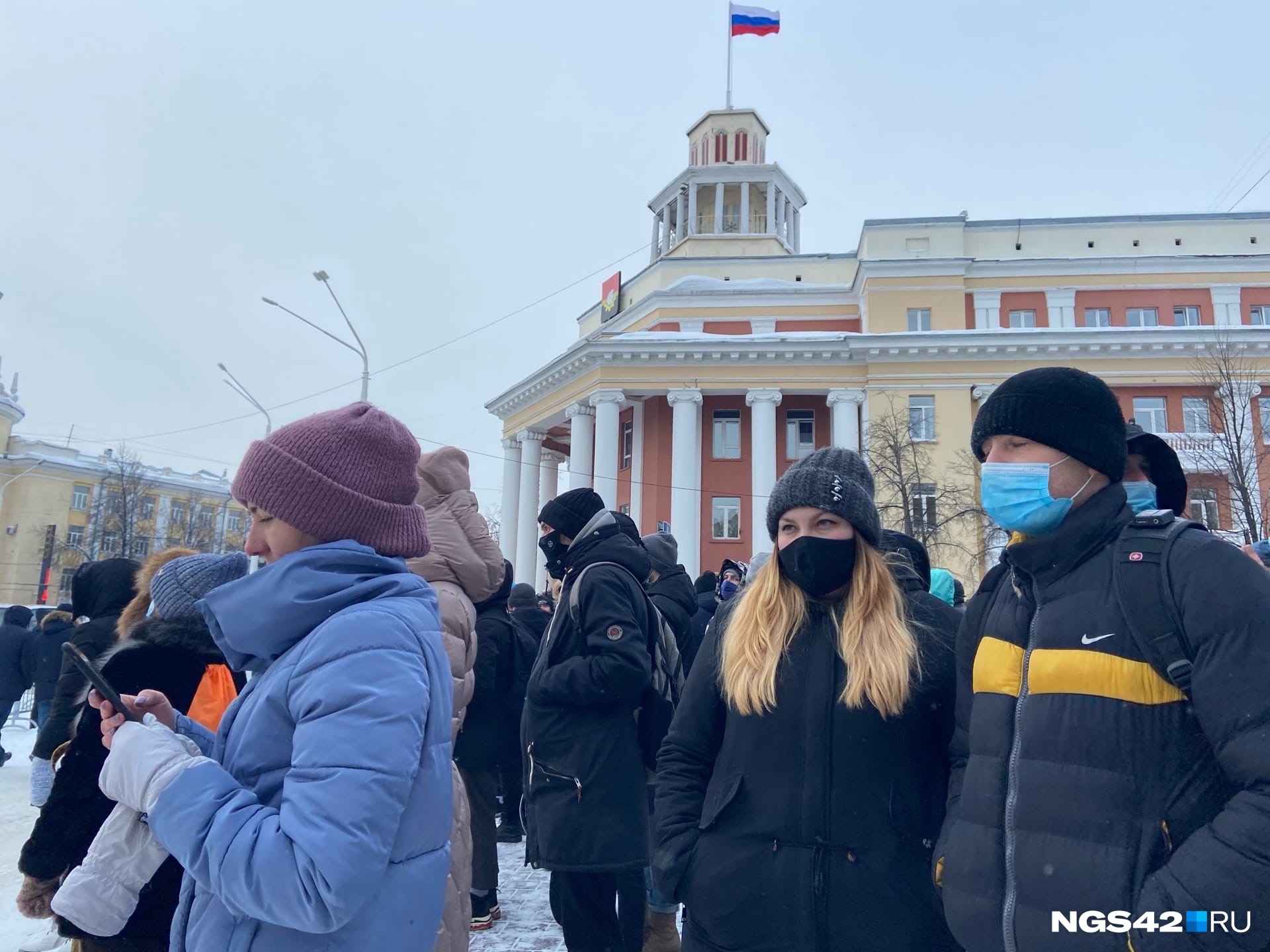 В центре Кемерово горожане вышли на несанкционированный митинг в поддержку Алексея Навального