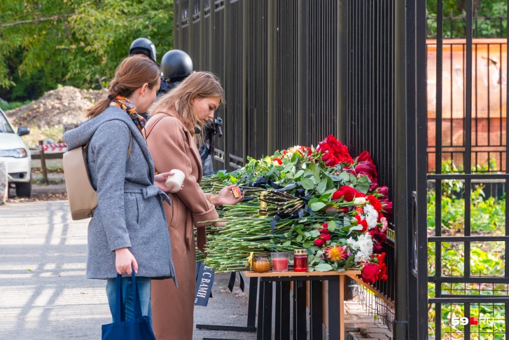 Погибли шесть человек. У входа в кампус университета появился временный мемориал в память о погибших