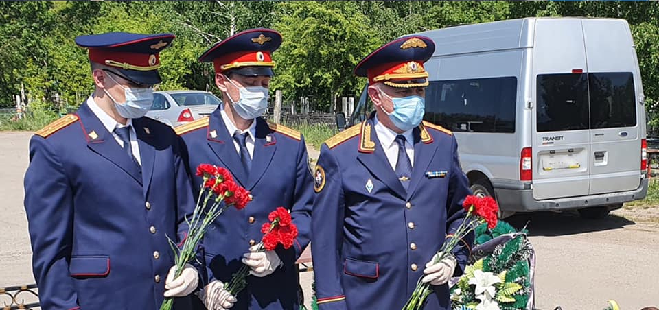 Это фото возложения цветов на могилу Димы Новосёлова Следственный комитет выкладывал в прошлом мае
