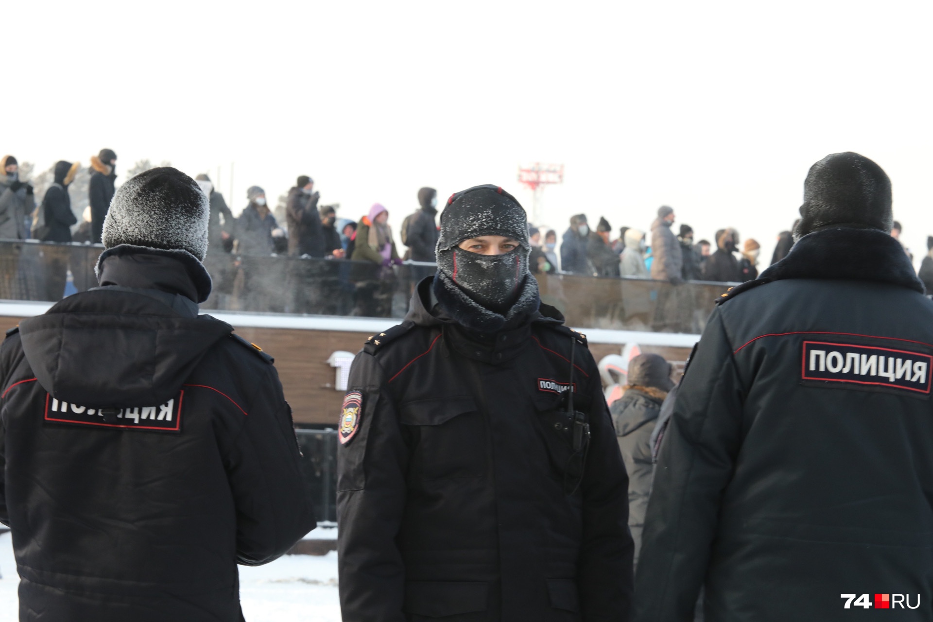 Силовики внимательно наблюдают за участниками акции Силовики внимательно наблюдают за участниками акции 
