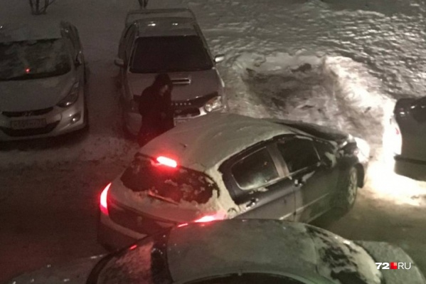 Кадр с места аварии во дворе на Широтной. ДТП с женщиной, которая была в опьянении, вызвало резонанс Кадр с места аварии во дворе на Широтной. ДТП с женщиной, которая была в опьянении, вызвало резонанс