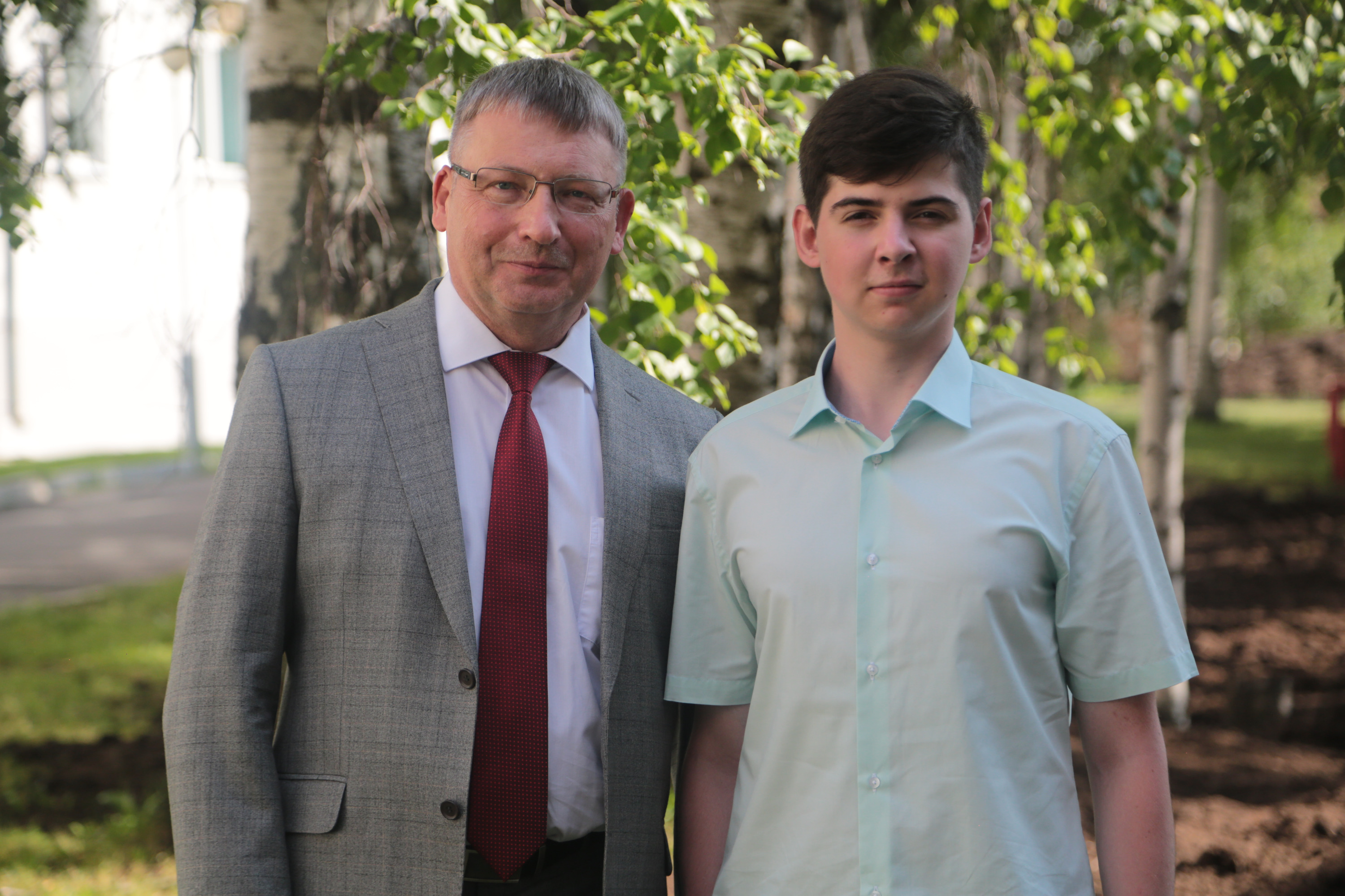 С успешной сдачей ЕГЭ Льва также поздравил министр образования региона Олег Русинов
