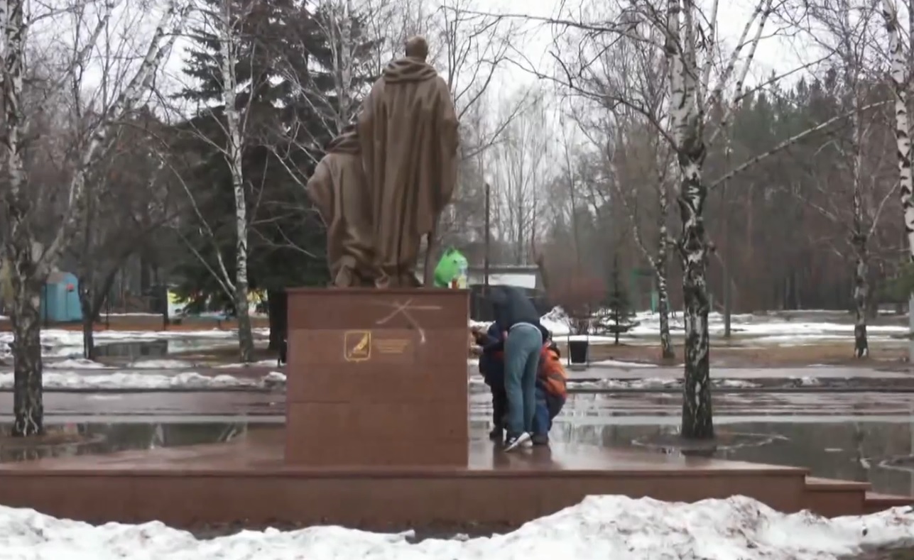На Урале памятник разрисовали гениталиями и ругательствами. За информацию о вандалах обещают 50 тысяч