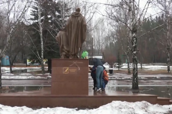 Сейчас помятник отмывают коммунальщики Сейчас помятник отмывают коммунальщики