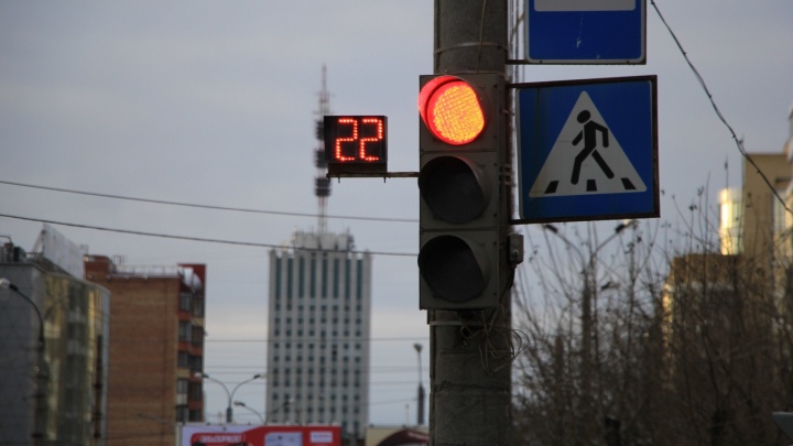Год как изменили работу светофоров на 8 перекрестах Архангельска. Разбираемся, стало ли лучше