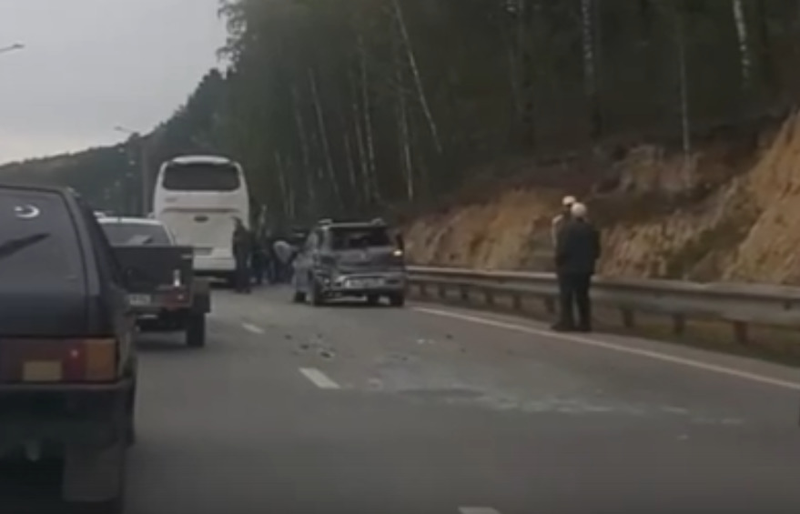 Челябинский тракт встал в пробку из-за ДТП с автобусом