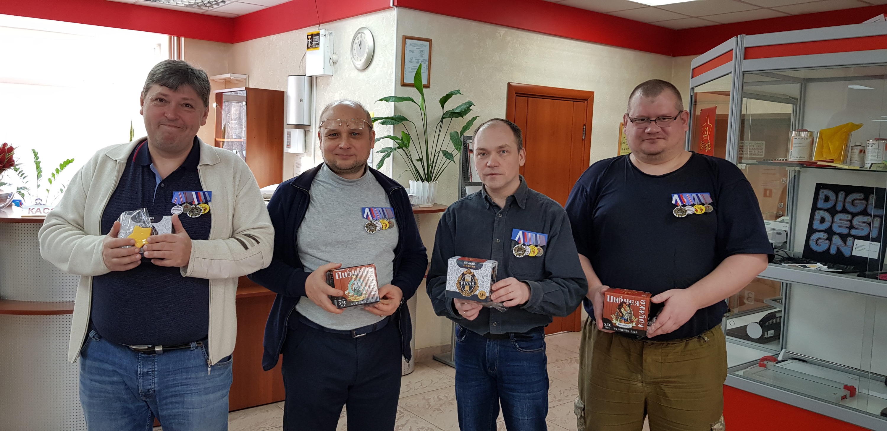 Мужчинам пообещали праздничный обед Мужчинам пообещали праздничный обед
