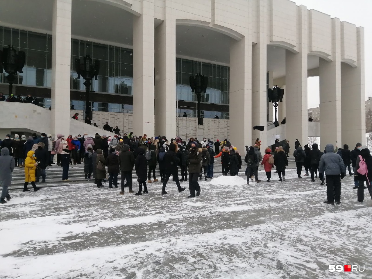 Участники акции в поддержку Навального дошли до здания Театра-Театра