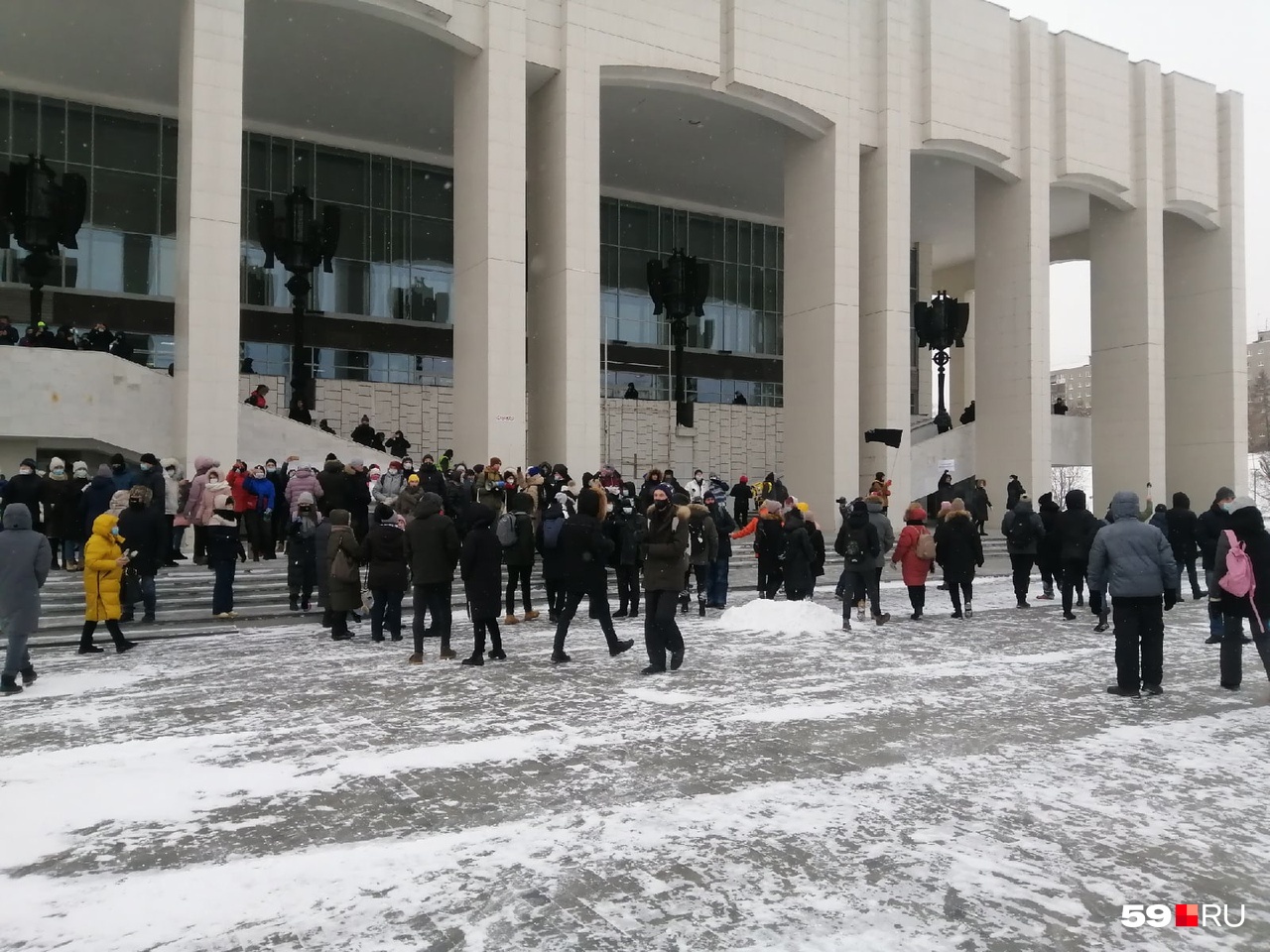 Участники акции в поддержку Навального дошли до здания Театра-Театра Участники акции в поддержку Навального дошли до здания Театра-Театра