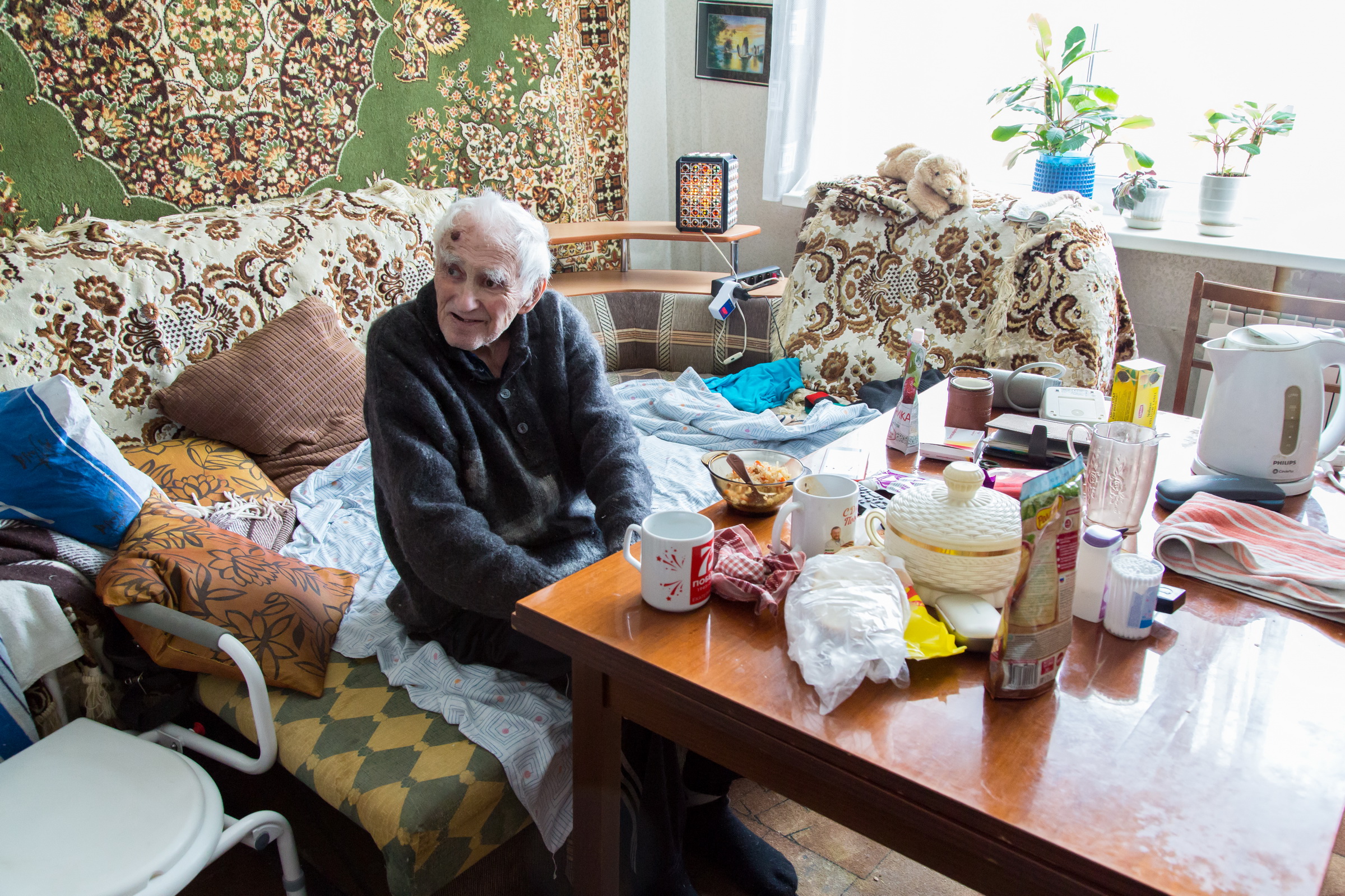 «Он там будет находиться пожизненно»: 95-летнего доцента перевезут из квартиры на Бардина в пансионат