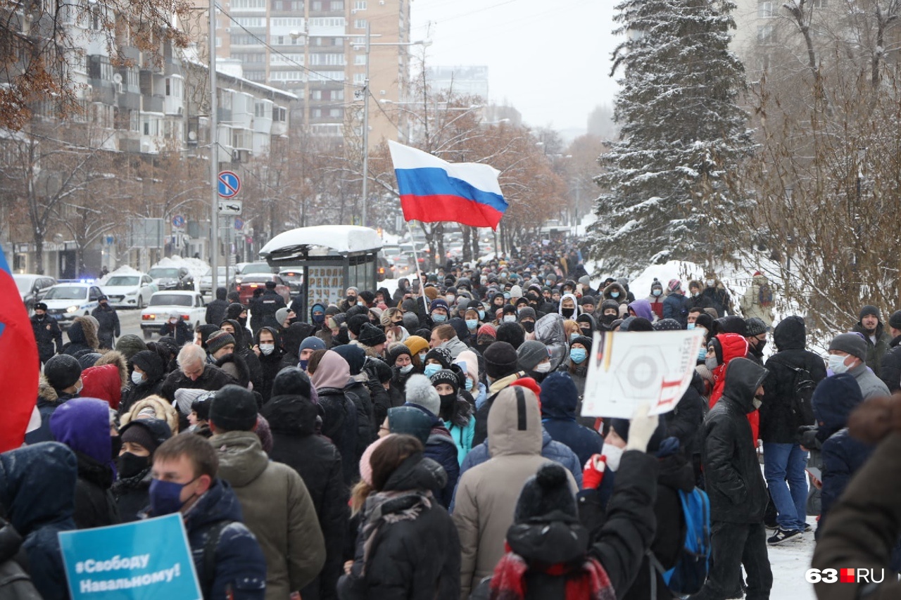 Толпа на Молодогвардейской Толпа на Молодогвардейской