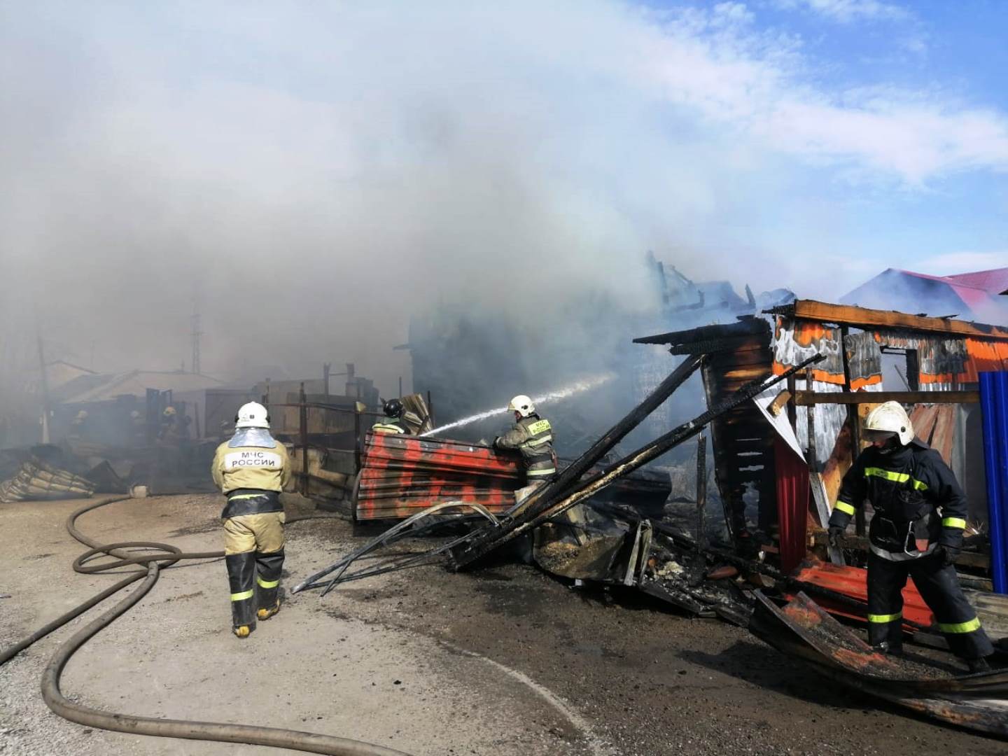 Пожар в омске. Пожар Омск 25.05.2021. Пожар на Московке Омск. Пожар в Омске сейчас.