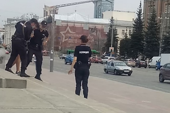 Парня увели за руки и посадили в полицейскую машину Парня увели за руки и посадили в полицейскую машину