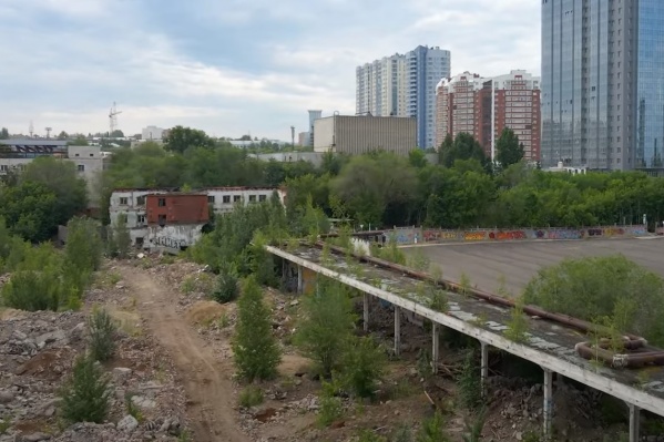 Почти все корпуса завода уже снесли Почти все корпуса завода уже снесли