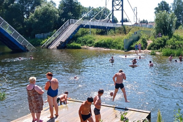 Люди отдыхают рядом с заброшенным мостом Люди отдыхают рядом с заброшенным мостом