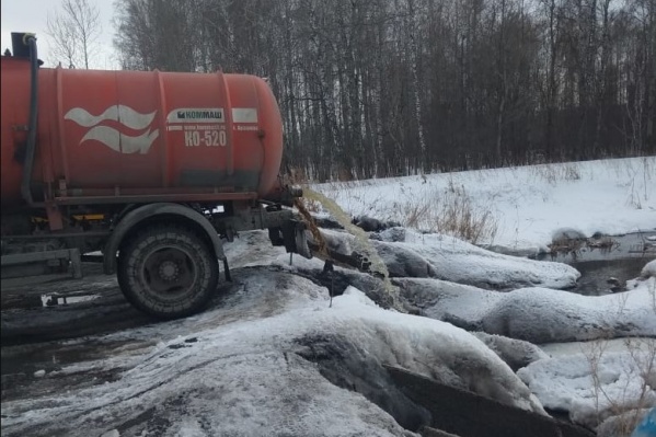К сельхозучастку ежедневно приезжают несколько машин и всё сливают К сельхозучастку ежедневно приезжают несколько машин и всё сливают