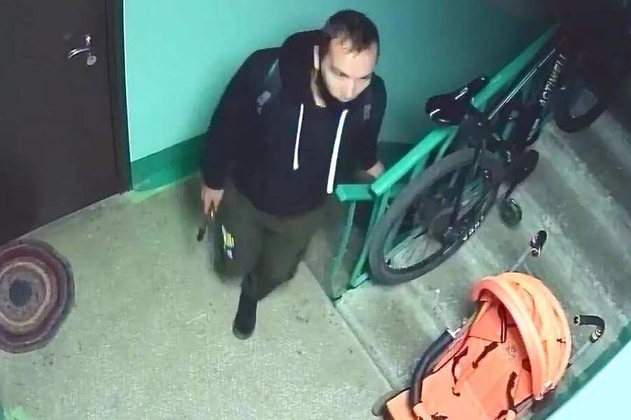 В Екатеринбурге мужчина перерезал противоугонный трос велосипеда прямо под камерой видеонаблюдения