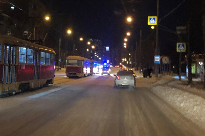 На улице Викулова водитель иномарки сбил пешехода, который собирался сесть в трамвай