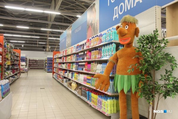Полки в гипермаркете на Энергетиков стали пустеть еще год назад. Тогда владелец анонсировал перестройку магазина и, в частности, открытие DNS на пустующих площадях. Но и сегодня в гипермаркете немноголюдно. Этот снимок, например, был сделан на днях<br> Полки в гипермаркете на Энергетиков стали пустеть еще год назад. Тогда владелец анонсировал перестройку магазина и, в частности, открытие DNS на пустующих площадях. Но и сегодня в гипермаркете немноголюдно. Этот снимок, например, был сделан на днях<br>