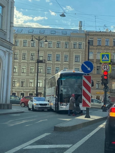 ДТП с автобусом перекрыло целую улицу в центре Петербурга. Из-за него растёт традиционная пробка на Восстания