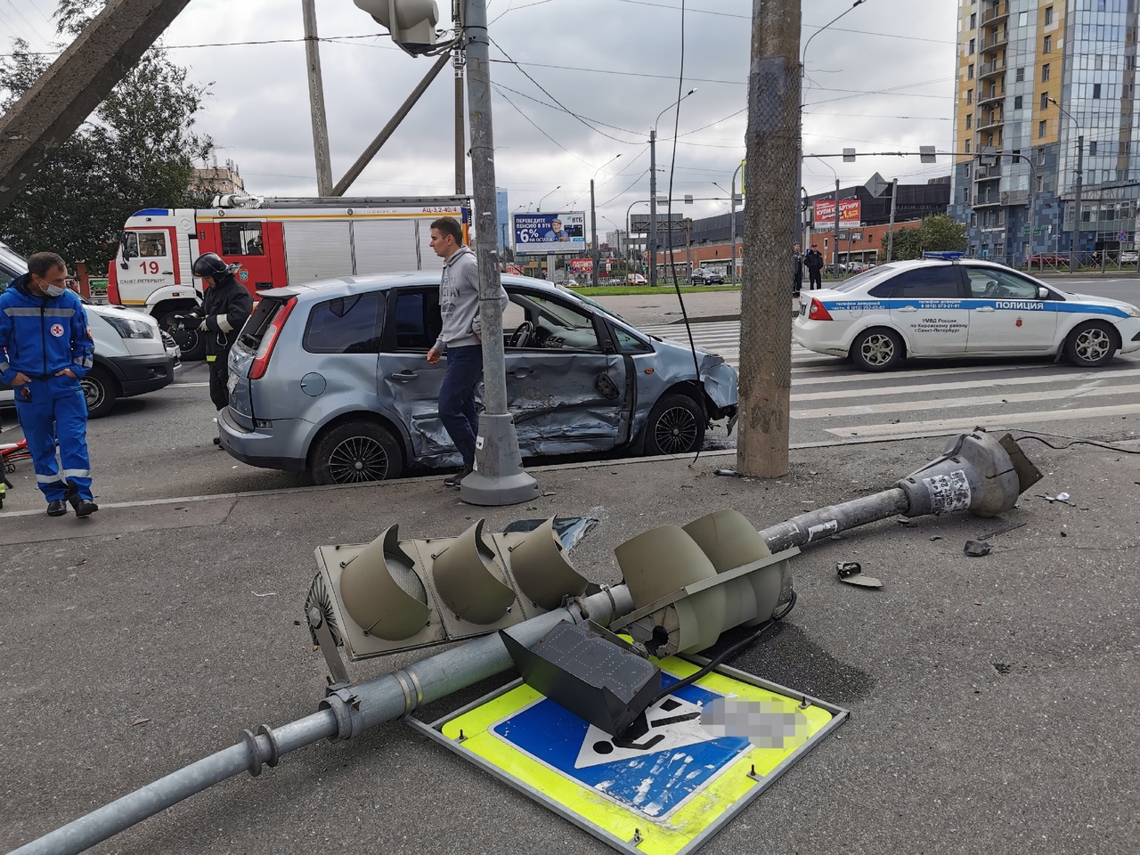 Мать в тяжёлом состоянии после ДТП на Ленинском, где кувыркающийся «Форд» смял пешеходов