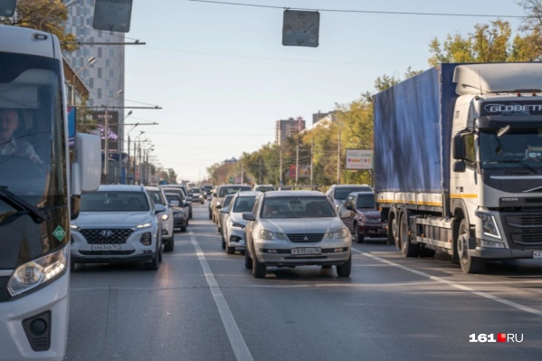 Пробка растянулась от пересечения улиц Мадояна и Доватора до улицы Нансена Пробка растянулась от пересечения улиц Мадояна и Доватора до улицы Нансена