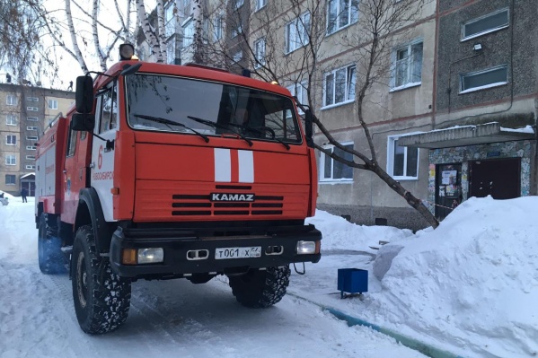 На место происшествия выезжали пять пожарных машин На место происшествия выезжали пять пожарных машин