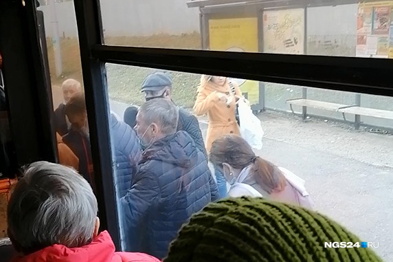 В Покровке в автобус пассажиры выстраиваются в очередь, но не всем хватает мест В Покровке в автобус пассажиры выстраиваются в очередь, но не всем хватает мест