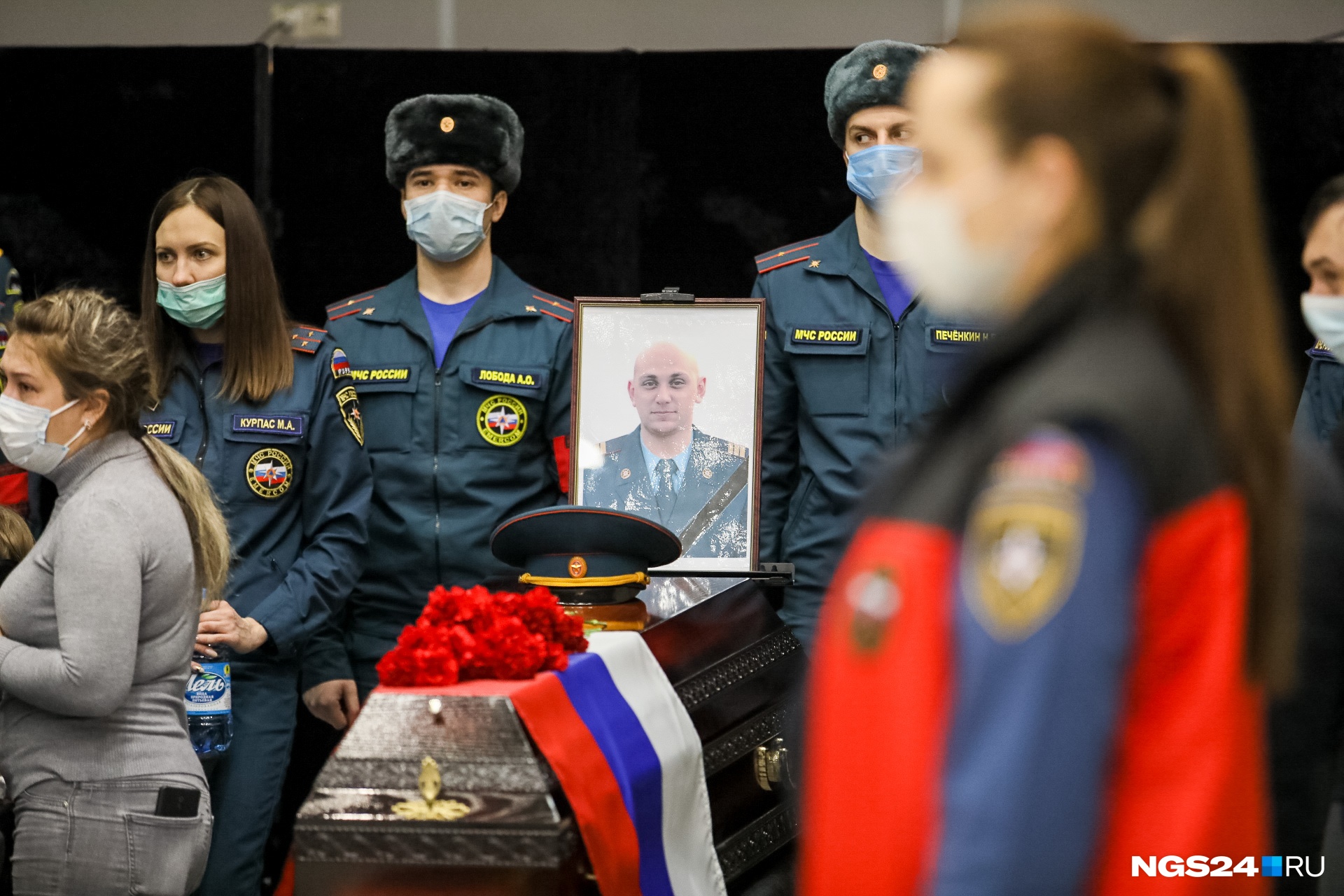 На похоронах дежурили медики и психологи, чья помощь была, по нашим наблюдениям, востребована На похоронах дежурили медики и психологи, чья помощь была, по нашим наблюдениям, востребована