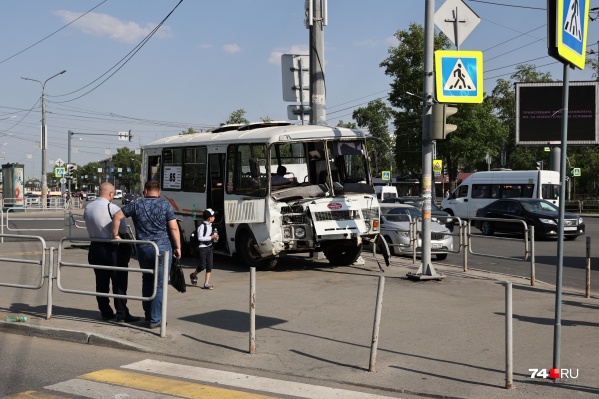 Авария произошла днем в понедельник на пересечении проспекта Ленина и улицы Горького Авария произошла днем в понедельник на пересечении проспекта Ленина и улицы Горького